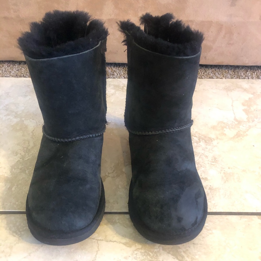 Uggs - Bailey black with bows - size 5